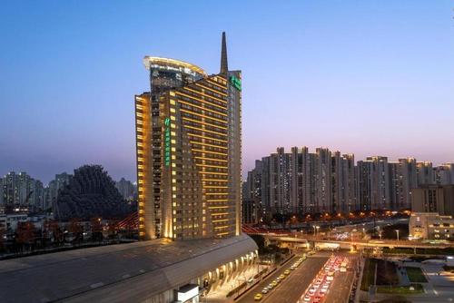 Holiday Inn Shanghai Jing’an by IHG